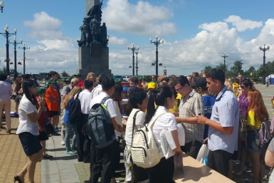 Яблоку негде было упасть на Комсомольской площади в Хабаровске на презентации вузов КНР Таисия Меркулова